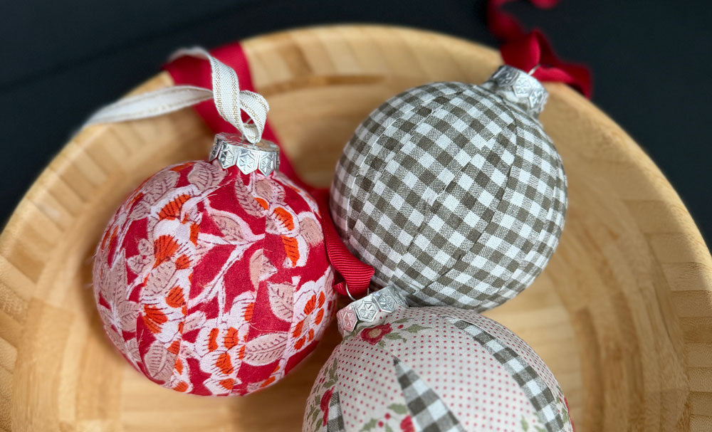 DIY : Scrap Fabric Christmas Baubles