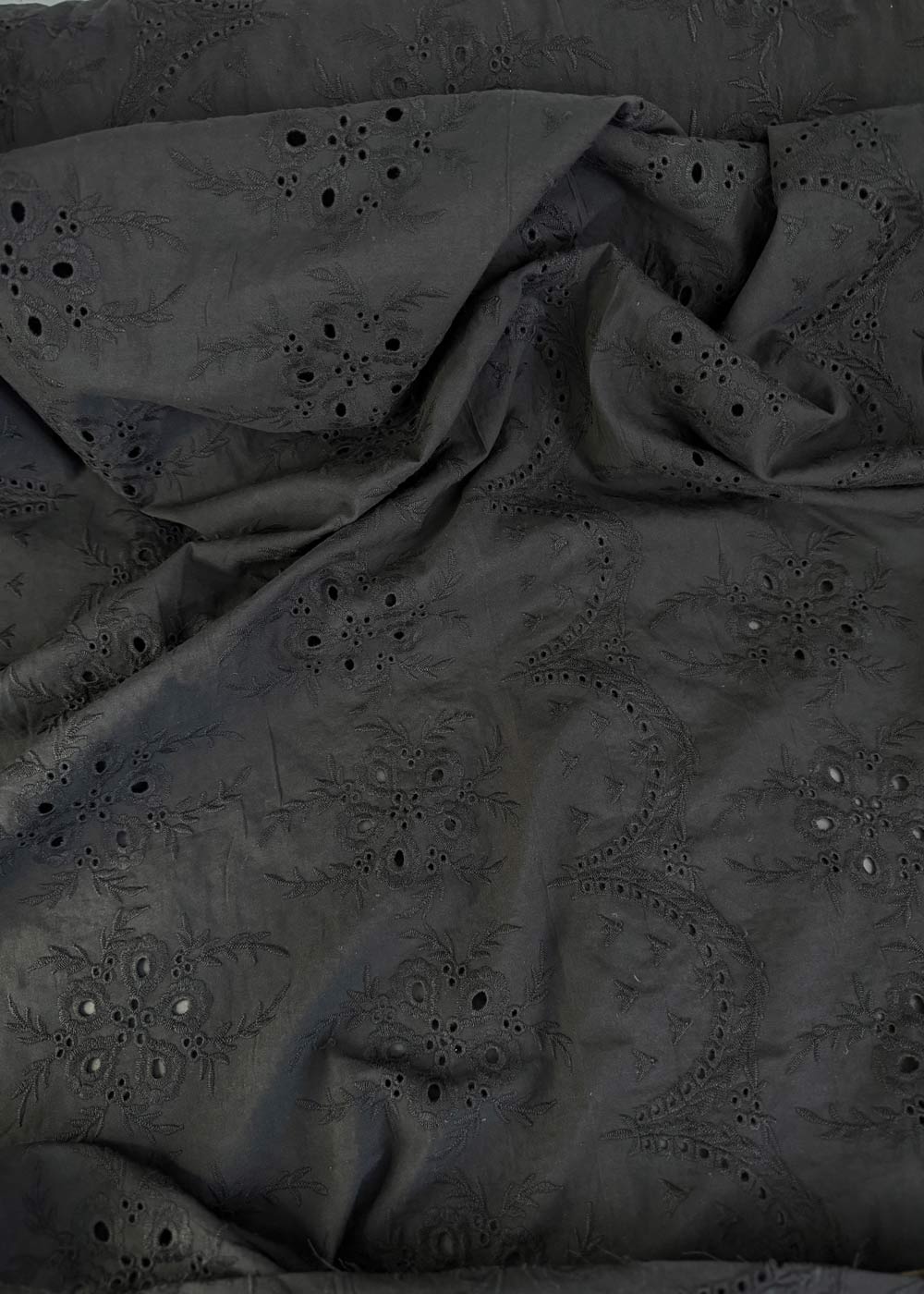 Printemps Broderie Anglaise. Noir