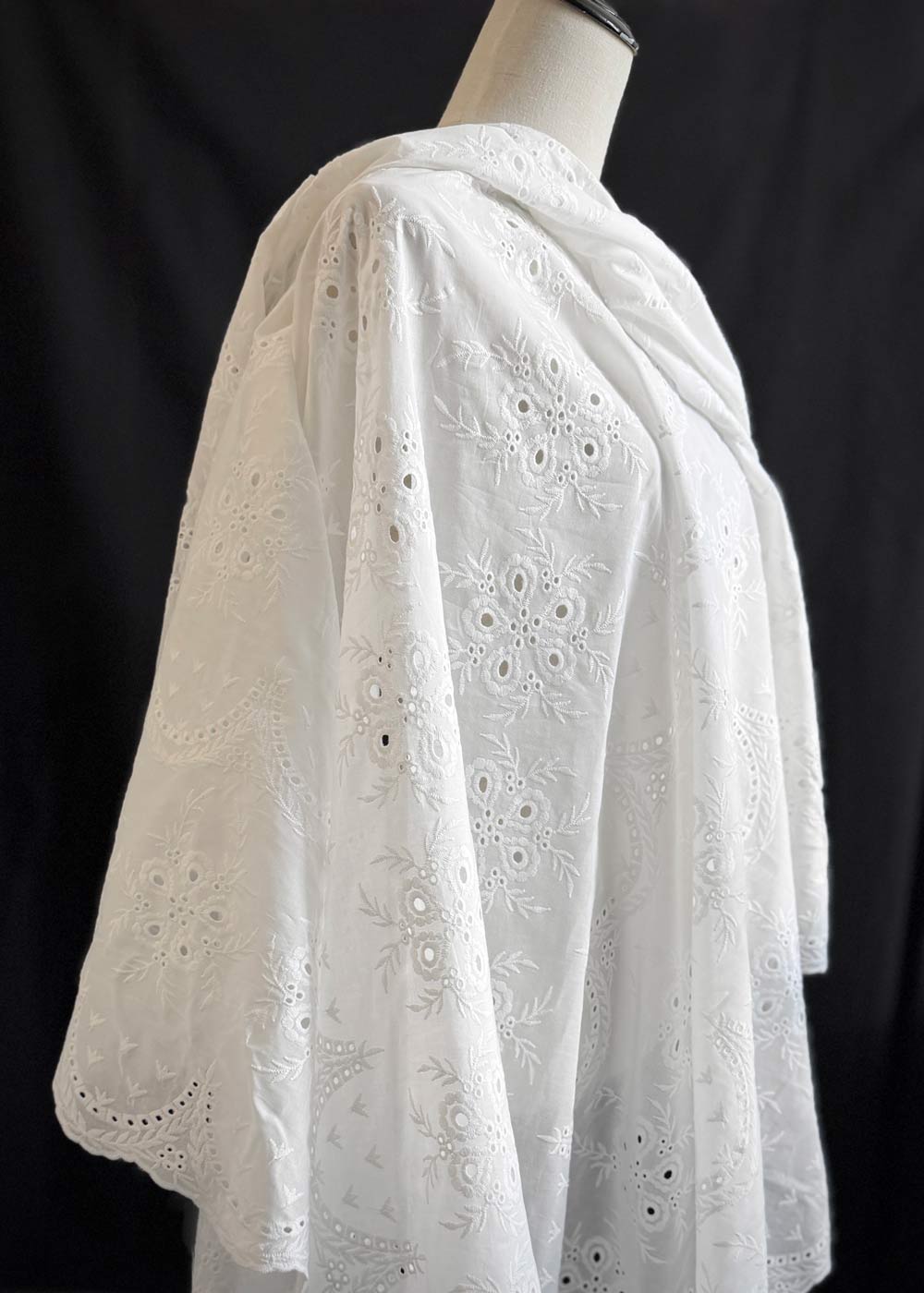 Printemps Broderie Anglaise. Noir