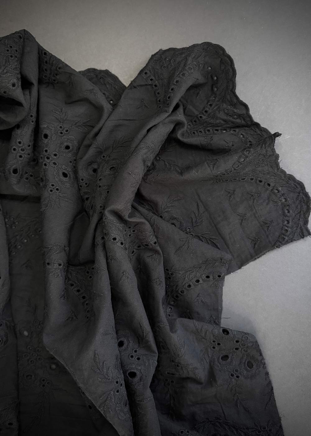 Printemps Broderie Anglaise. Noir