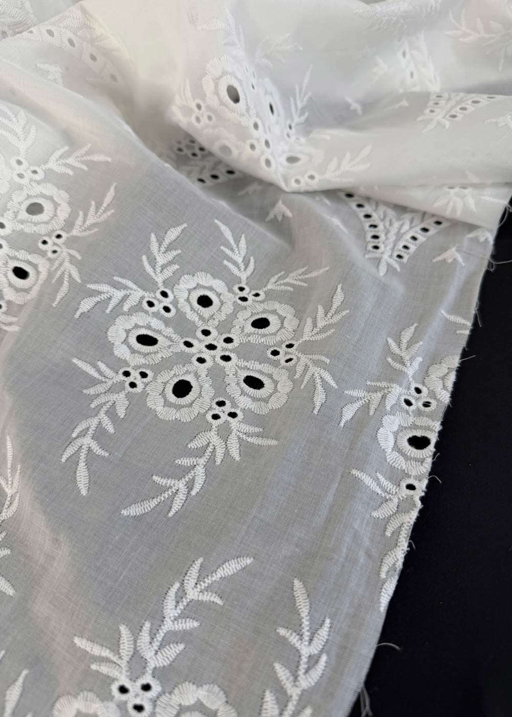 Printemps Broderie Anglaise. Blanc
