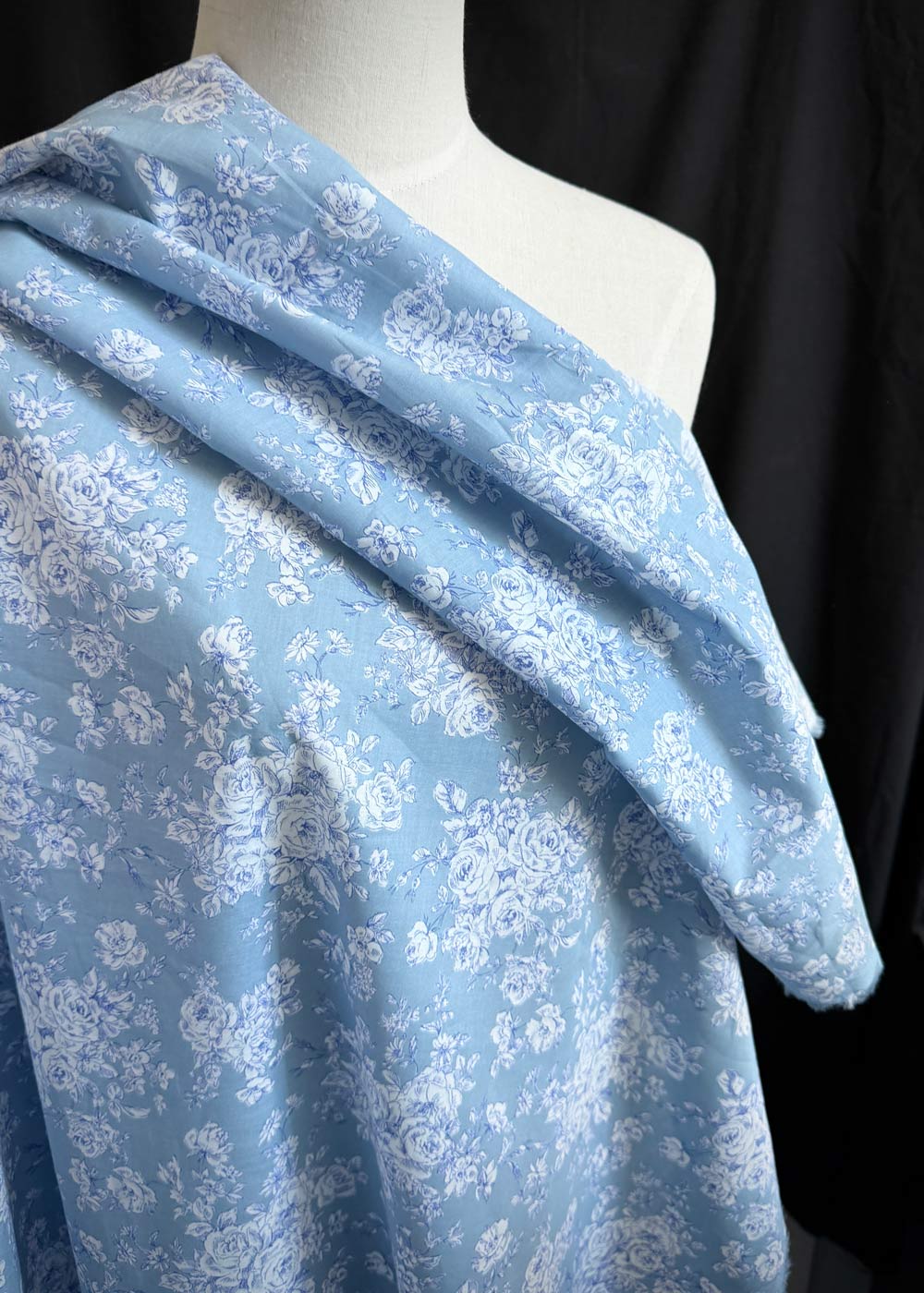 Summer Garden - Fine Cotton Lawn. Wedgwood