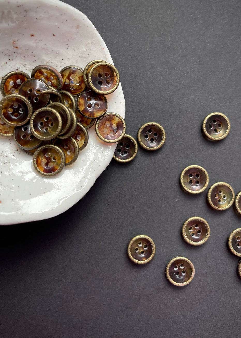 Rimmed Tortoise Shell Buttons. 11mm – Miss Maude